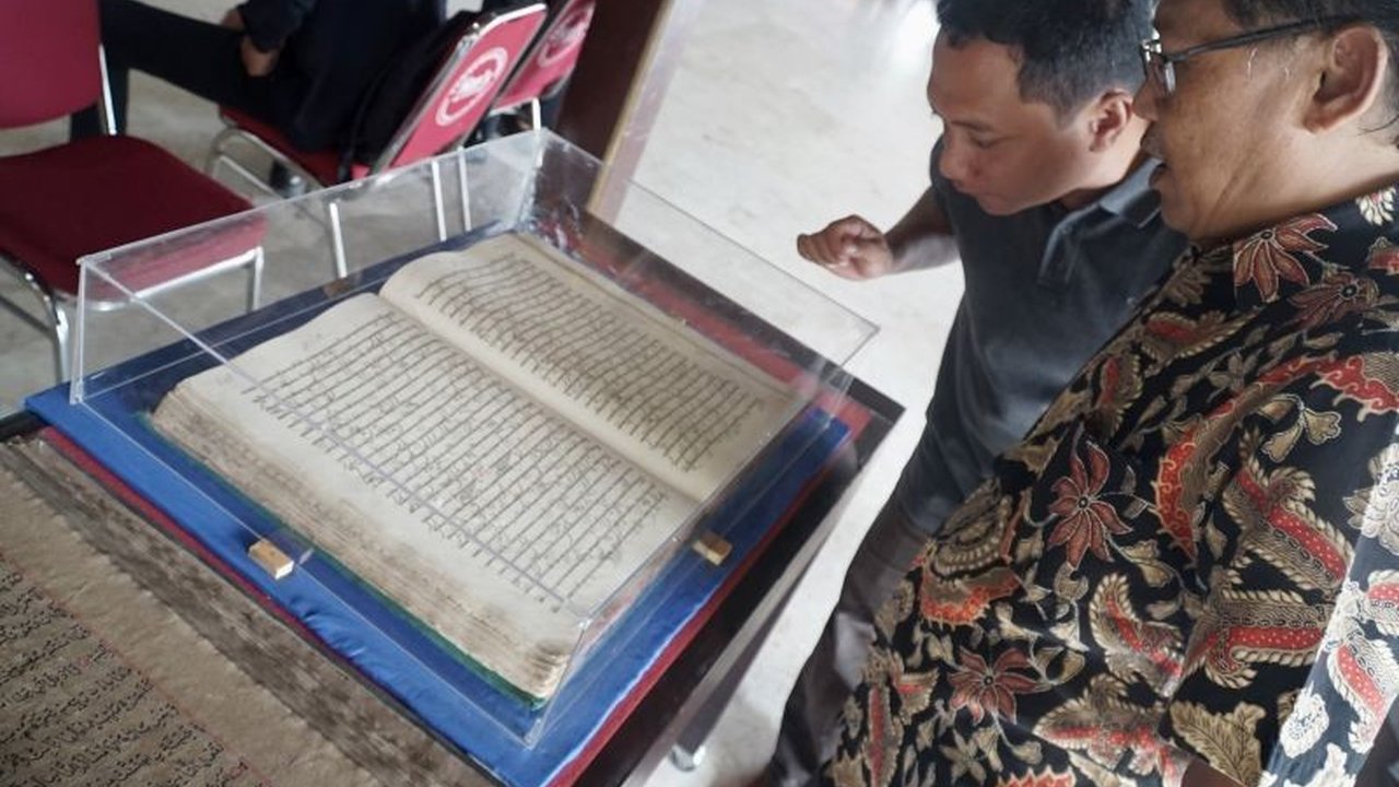 Pemerintah Kabupaten Tulungagung menggelar workshop Pelestarian Naskah Kuno, mengungkap warisan intelektual Nusantara yang terancam punah. Temukan bagaimana 'ingatan kolektif' ini diselamatkan!