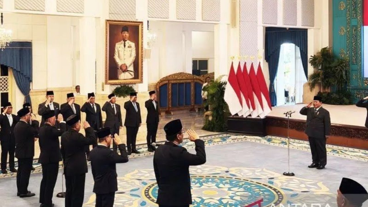 Seorang pakar UMY memberikan panduan penting bagi para menteri baru Kabinet Prabowo Subianto, menekankan perlunya menghindari pernyataan kontroversial dan fokus pada program 'quick wins' demi kepuasan publik.