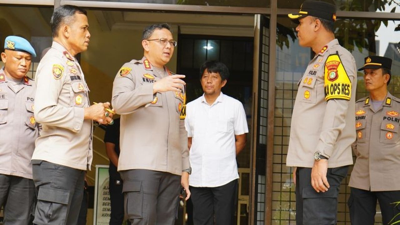 Kapolres Metro Jakarta Utara Kombes Pol Erick Frendriz memastikan layanan publik Polrestro Jakut berjalan optimal. Bagaimana upaya mereka menjaga kualitas dan transparansi?