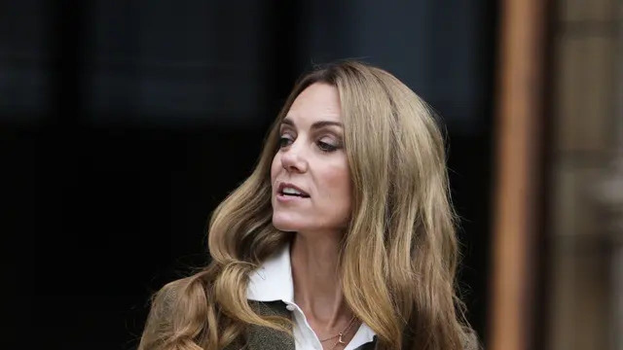 Kate Middleton memesona tampil dengan rambut pirang. (dok. Aaron Chown/PA via AP)