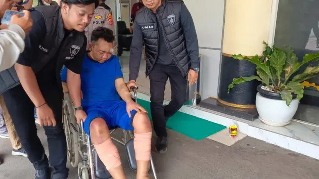 Polisi gelar perkara kasus pembunuhan keluarga Sachroni di Indramayu. Dua tersangka ditangkap.