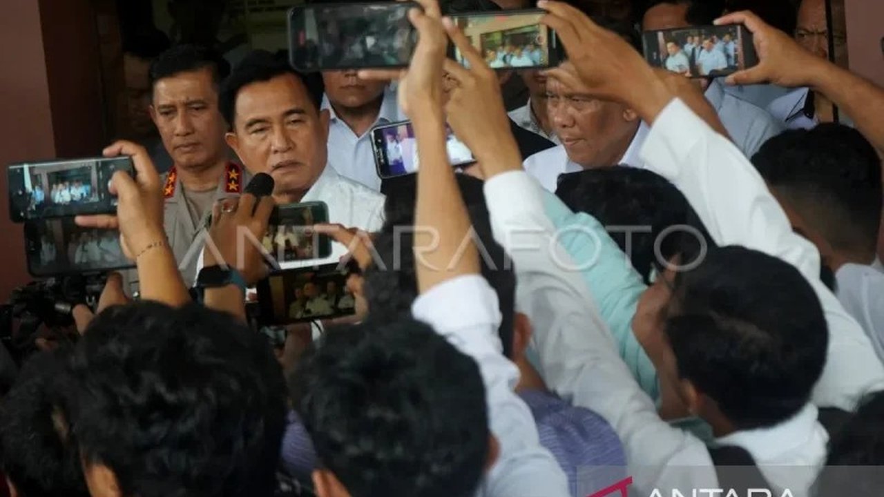 Menko Hukum HAM Yusril Ihza Mahendra menanggapi santai soal gugatan Rp800 miliar terhadap Polda Sulsel. Apa tanggapan lengkapnya dan bagaimana proses hukumnya?