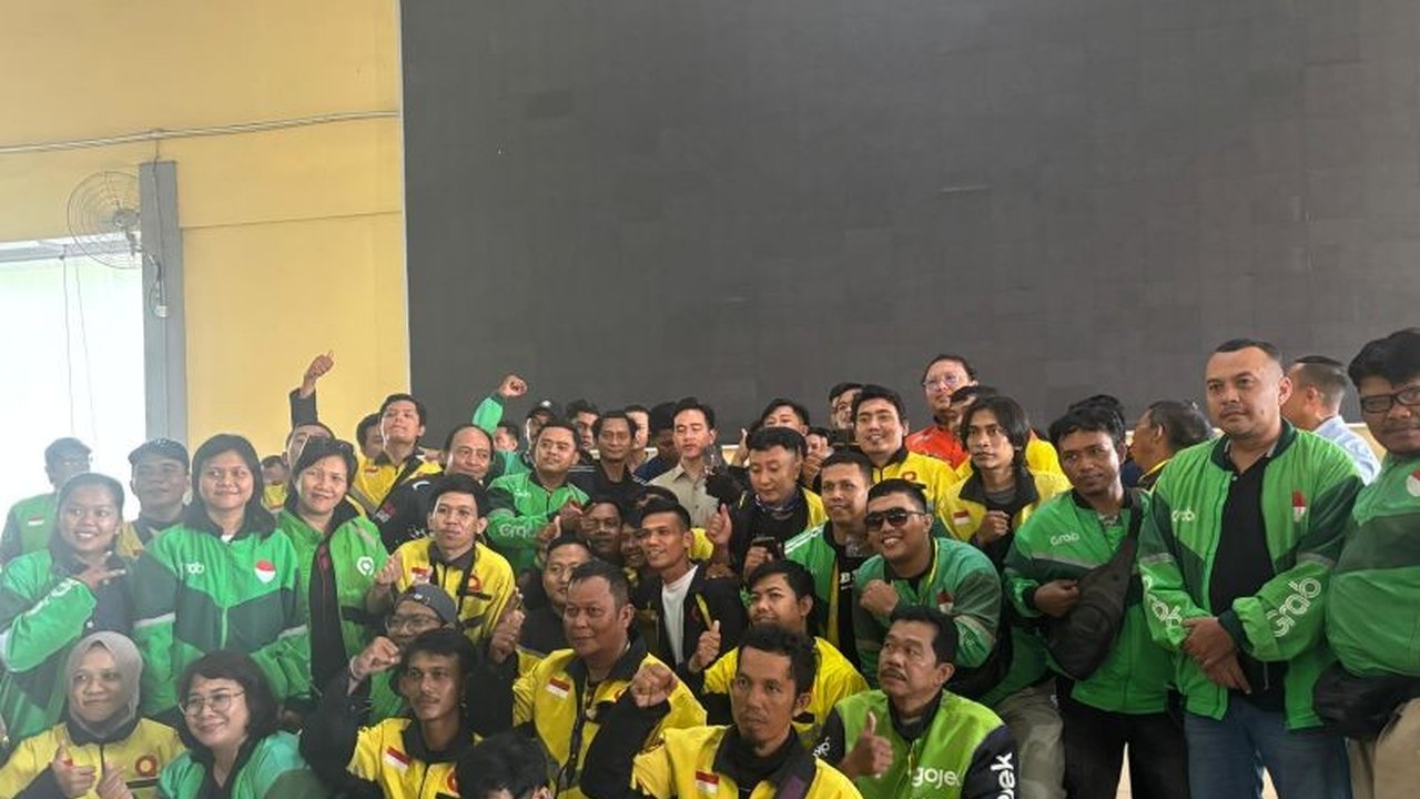 Wakil Presiden Gibran Ajak Ojol Batam makan siang bersama ratusan pengemudi ojek online di Batam. Simak momen kebersamaan dan aspirasi para pengemudi ojek online yang hadir.
