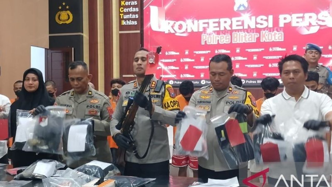 Polres Blitar Kota telah menetapkan 36 tersangka dalam kasus perusakan Mapolres Blitar, termasuk anak-anak. Simak detail penyerangan yang terjadi dalam tiga gelombang ini!