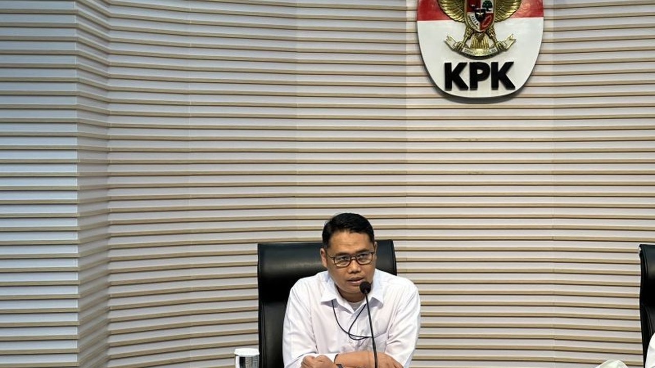 KPK sedang mendalami dugaan korupsi haji Kemenag 2023-2024. Pemeriksaan staf PBNU mengungkap keterkaitan dengan mantan stafsus menteri. Berapa kerugian negara?