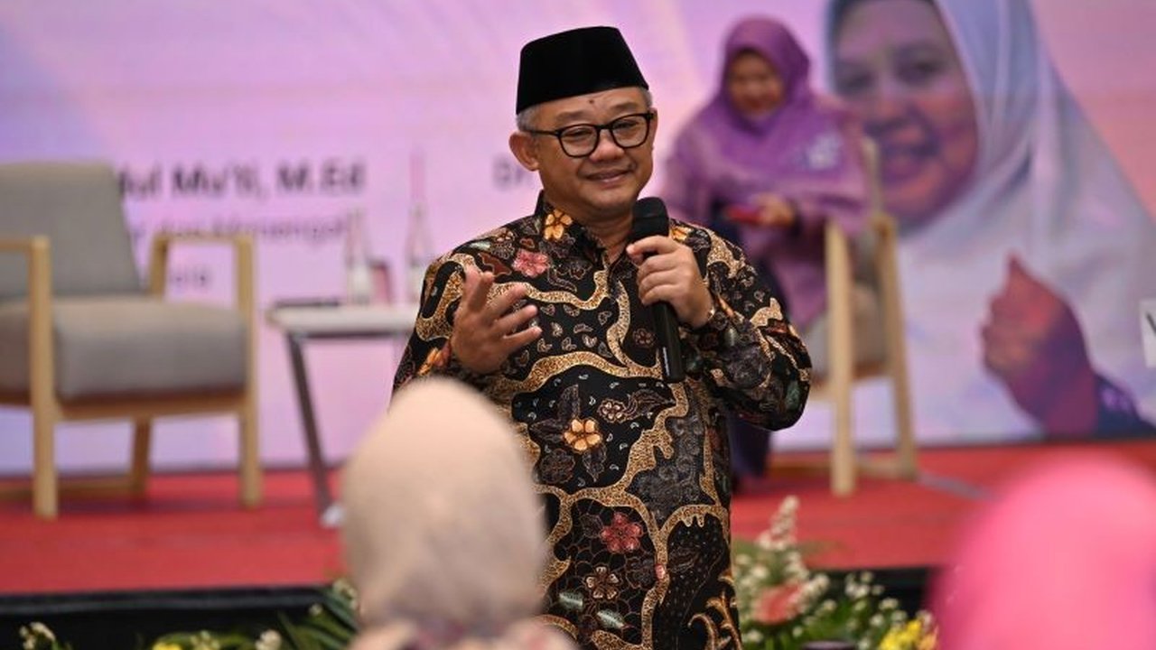 Mendikdasmen Abdul Mu'ti menegaskan peran ibu sangat vital dalam membentuk karakter anak yang kuat dan cerdas. Temukan bagaimana ibu menjadi fondasi utama generasi hebat!