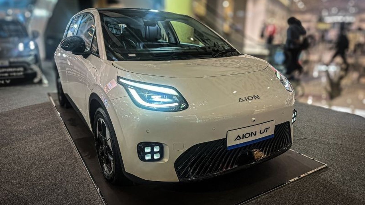 AION UT, mobil listrik compact yang baru 1,5 bulan dibuka pre-order, sudah tembus 2.000 SPK. Apa saja spesifikasi dan fitur canggih yang membuat AION UT diminati?