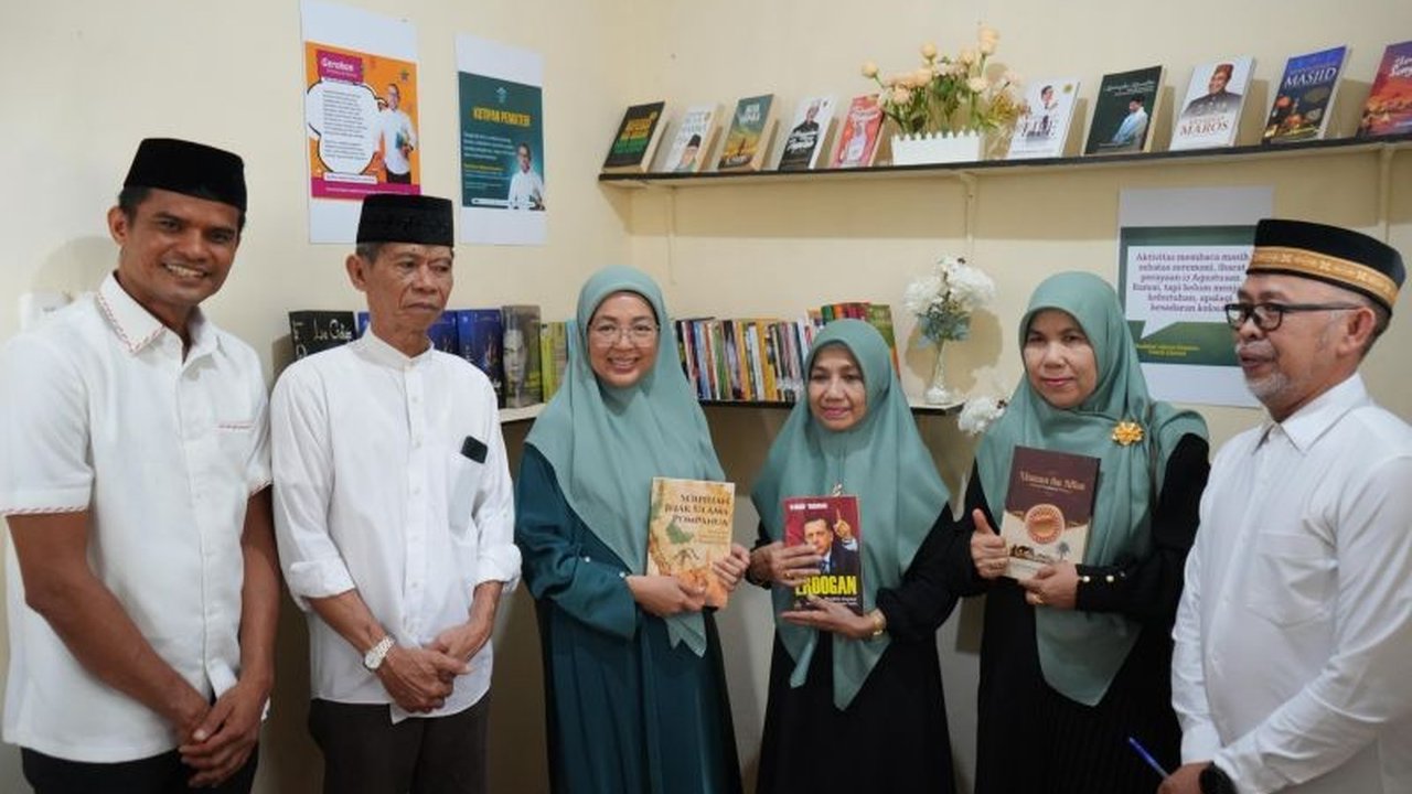 Bunda Literasi Makassar Melinda Aksa meluncurkan program '1 Masjid 1 Perpustakaan', mengembalikan fungsi masjid sebagai pusat ilmu dan menumbuhkan budaya literasi.