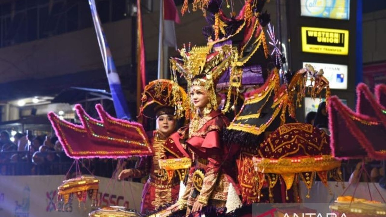 Sawahlunto International Songket Silungkang Carnival (SISSCa) 2025 berhasil menjadi motor penggerak ekonomi dan budaya di Sawahlunto, Sumatera Barat, menarik ribuan pengunjung dan mendorong transaksi UMKM.