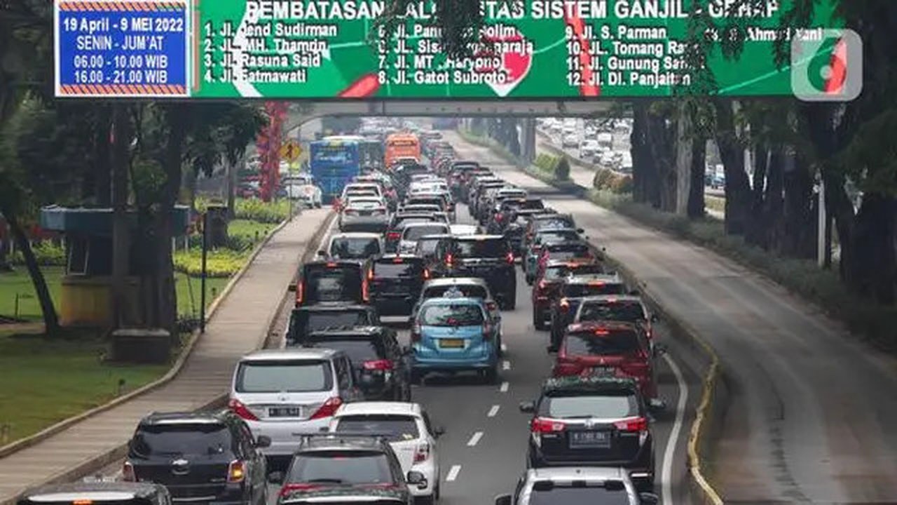 Kendaraan melintas di ruas Jalan Jenderal Sudirman, Jakarta, Senin (9/5/2022). Pembatasan kendaraan roda empat dengan sistem Ganjil Genap (GaGe) di wilayah DKI Jakarta mulai Senin, 9 April 20