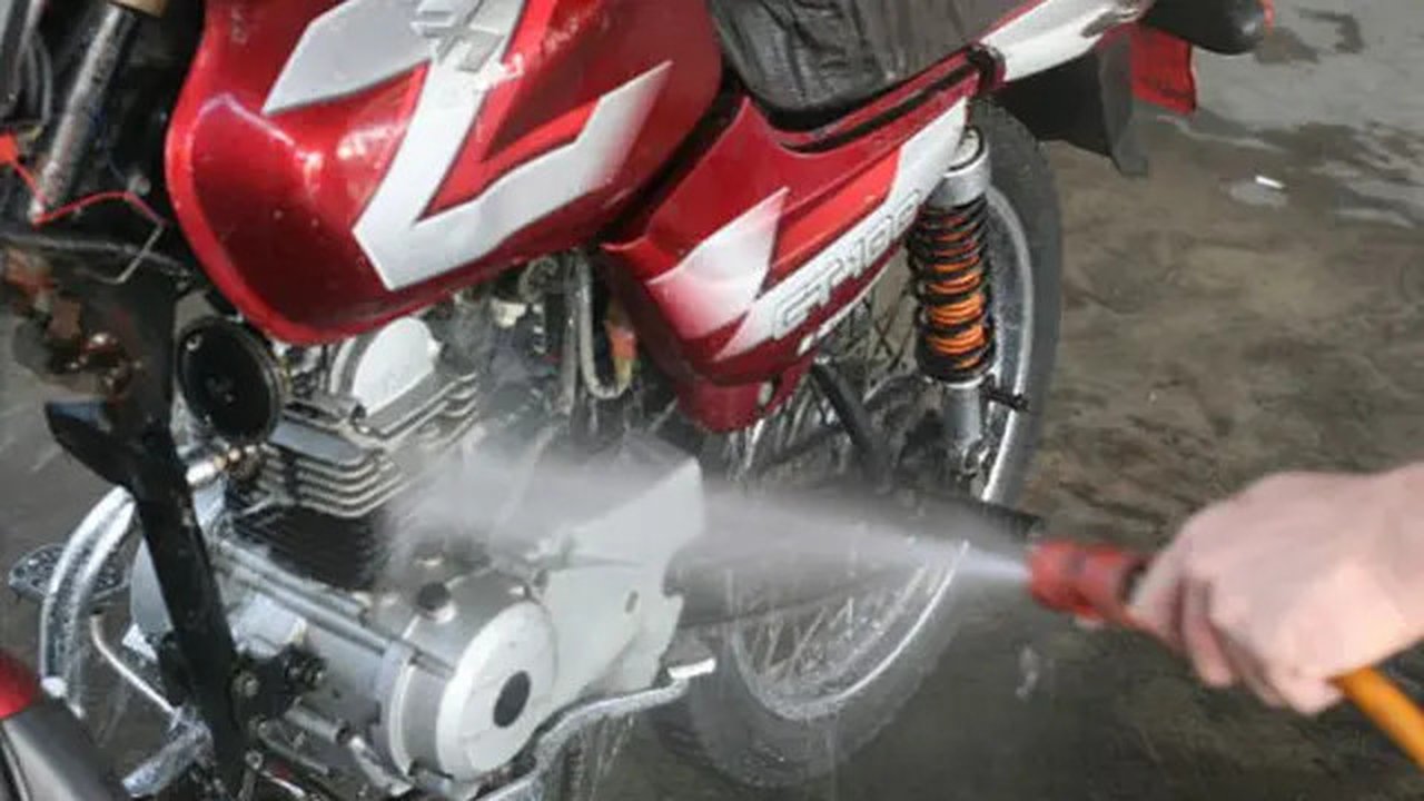 Cuci motor (Foto: motorcyclevalley).