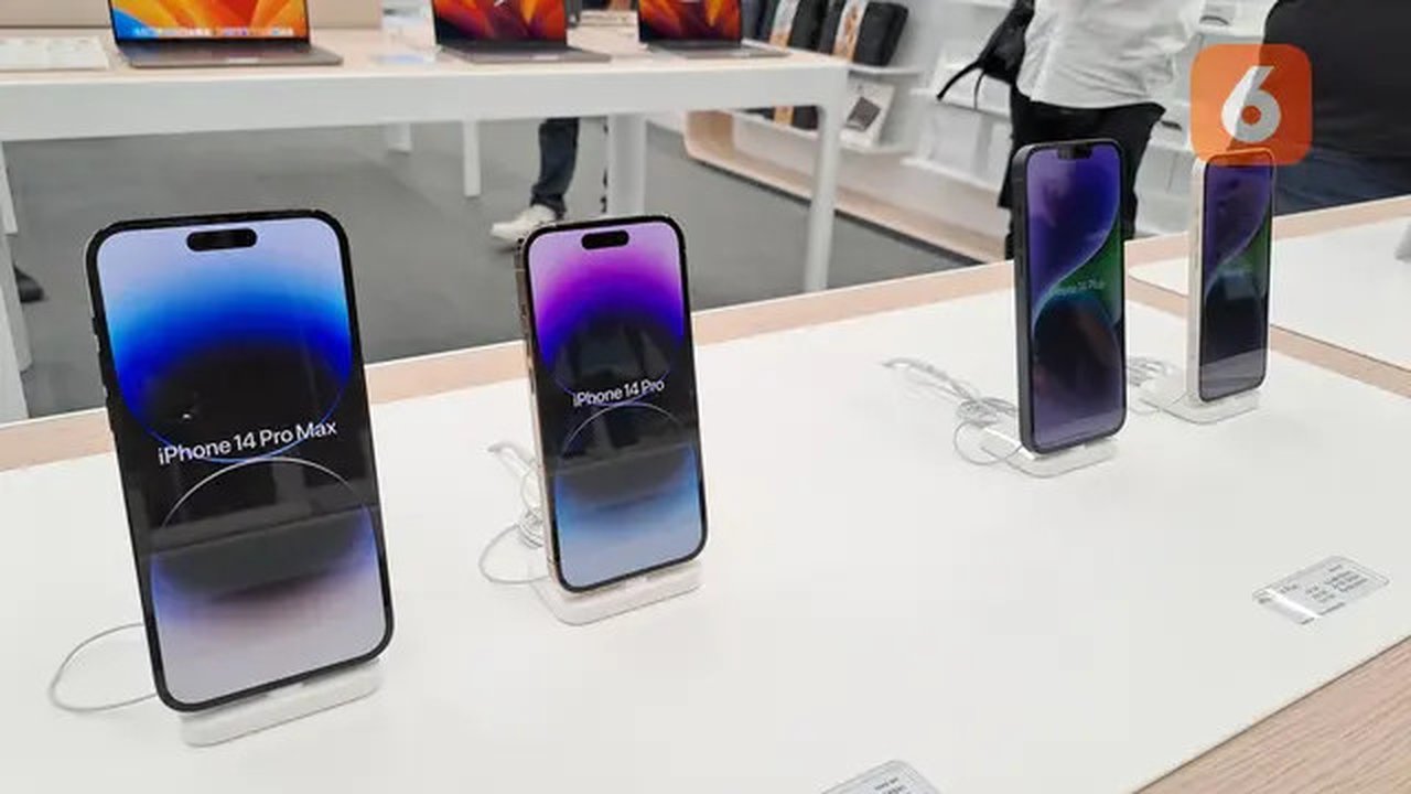 Jajaran produk iPhone 14 Series yang tersedia di iBox Apple Premium Partner, Plaza Indonesia, Jakarta. (Liputan6/Dinda Charmelita Trias Maharani)