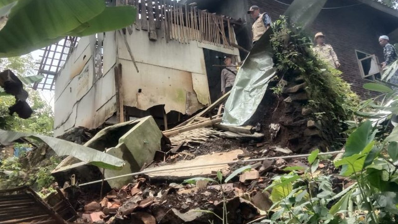 Badan Penanggulangan Bencana Daerah (BPBD) Jember melaporkan tiga rumah terdampak tanah longsor di dua desa akibat hujan deras. Bagaimana kondisi terkini dan upaya penanganan yang dilakukan?
