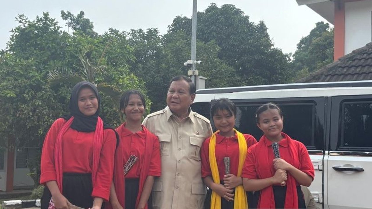 Presiden Prabowo Subianto berencana melakukan perluasan sasaran Sekolah Rakyat hingga desil 5, tidak hanya desil 1-2. Simak ambisi besar ini untuk pendidikan Indonesia!
