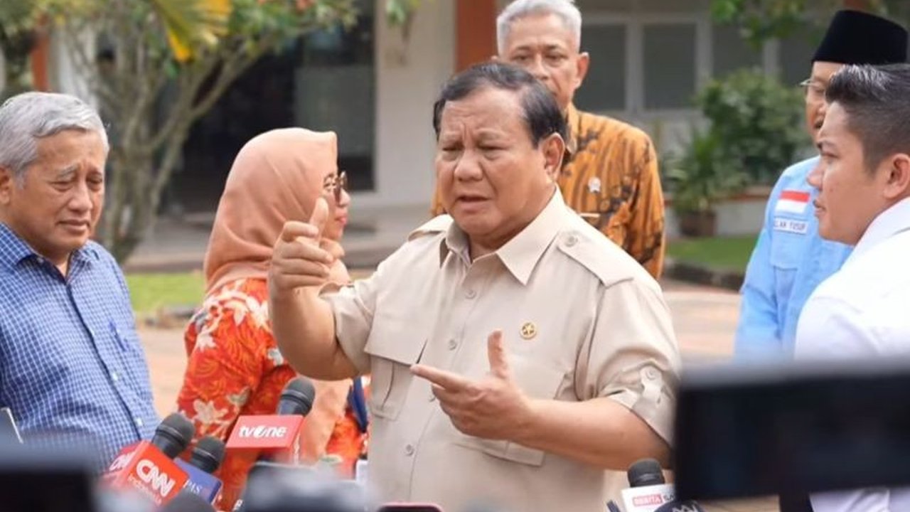 Presiden Prabowo Subianto meluncurkan program distribusi 330 ribu layar digital pintar ke sekolah di Indonesia. Bagaimana teknologi ini akan mengatasi kekurangan guru dan meningkatkan kualitas pendidikan nasional?
