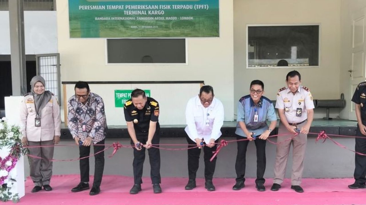 Bandara Internasional Lombok kini memiliki Tempat Pemeriksaan Fisik Terpadu (TPFT) untuk kargo internasional. Simak bagaimana Pemeriksaan Kargo Bandara Lombok ini memangkas waktu dan biaya logistik!