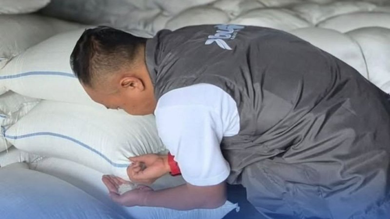 Perum Bulog Cabang Rejang Lebong memastikan stok beras di wilayahnya aman hingga tiga bulan ke depan dengan tambahan 1.000 ton. Bagaimana strategi Bulog menjaga stabilitas harga?