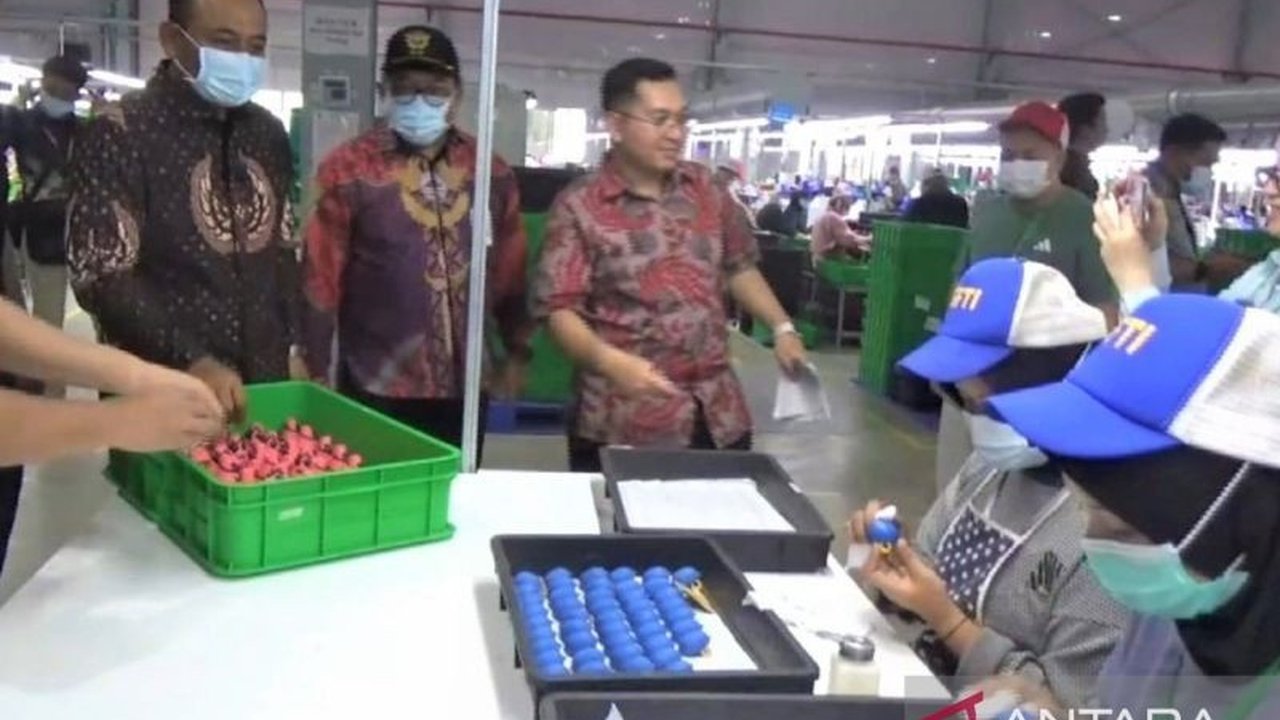 Bupati Ngawi Ony Anwar resmikan ekspor perdana mainan OEM senilai Rp800 juta dari PT GFT Indonesia Investment. Simak bagaimana Ekspor Mainan OEM Ngawi ini mendongkrak ekonomi lokal!