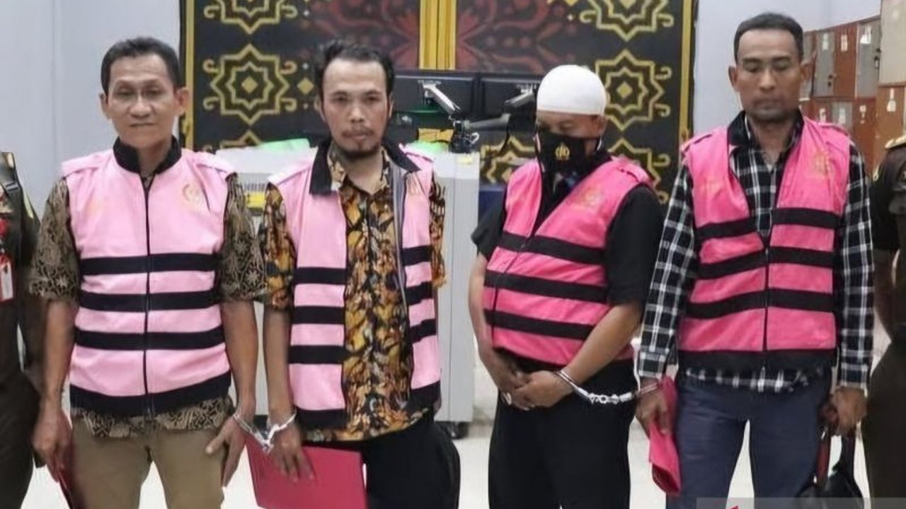 Bupati Bekasi Ade Kuswara Kunang menekankan pentingnya Pengelolaan Dana Desa yang transparan dan bertanggung jawab menyusul kasus korupsi Rp2,6 miliar di Sumberjaya, memicu pertanyaan tentang pengawasan anggaran.