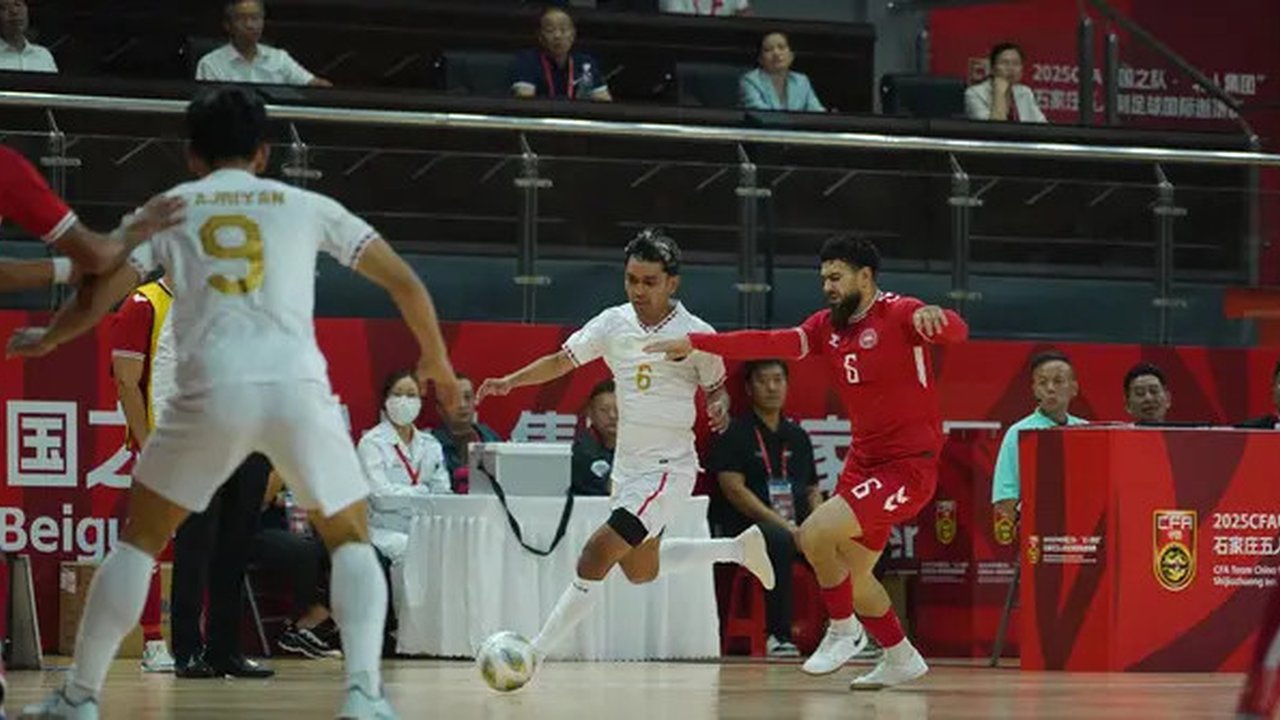 Timnas Futsal Indonesia menghadapi Denmark dalam laga final CFA International 2025 di Shijiazhuang College College Sport Center, Shijiazhuang, China, Kamis (11/9/2025). (Dok. FFI)
