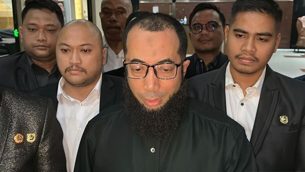 Komisi Pemberantasan Korupsi (KPK) tengah mendalami bagaimana pendakwah Khalid Basalamah memperoleh kuota haji khusus tambahan, memicu dugaan jual beli kuota haji.