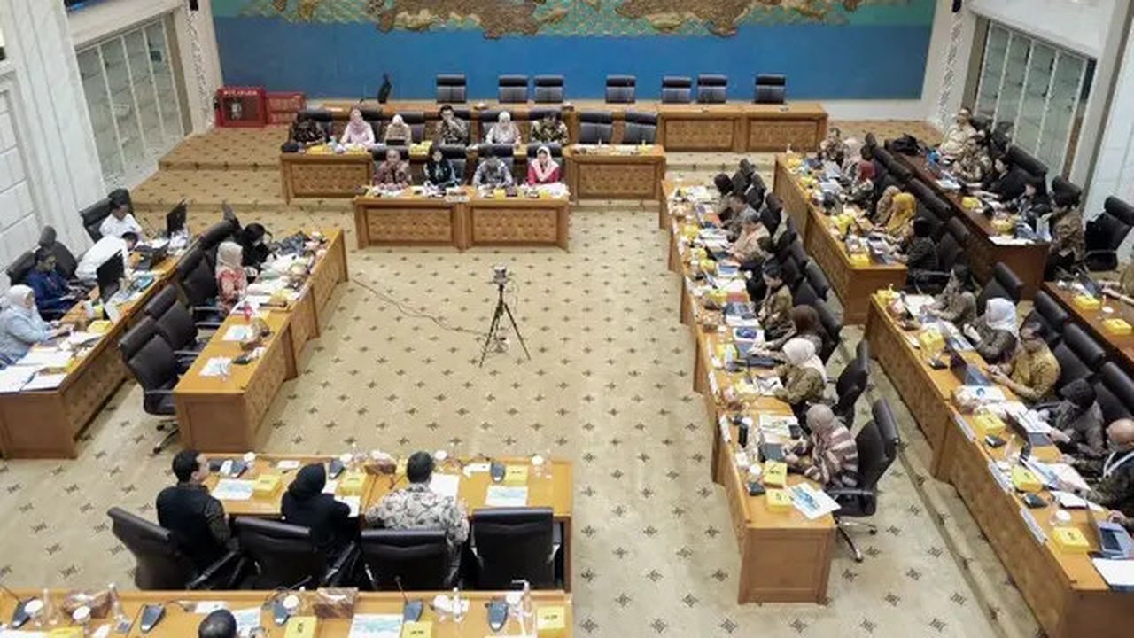 Menpar Widiyanti Putri Wardhana bersama Wamenpar Ni Luh Puspa beserta jajaran pejabat Kemenpar dalam rapat kerja Komisi VII DPR RI, 20 November 2024. foto: Kemenpar