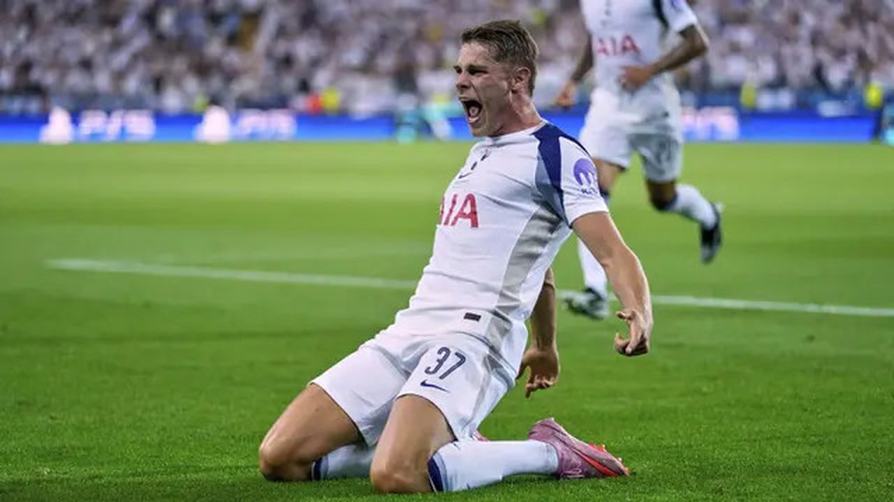 Pemain Tottenham Hotspur, Micky van de Ven (kiri) melakukan selebrasi setelah mencetak gol pertama timnya ke gawang PSG dalam laga final UEFA Super Cup 2025di Bluenergy Stadium, Udinese, Ital