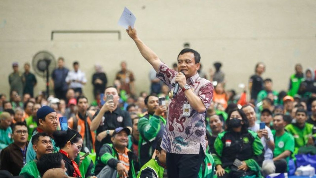 Gubernur Jateng Ahmad Luthfi membiayai pengurusan SIM bagi puluhan pengemudi ojek online yang SIM-nya mati. Kebijakan ini, yang juga mencakup SIM Ojol Jateng, disambut antusias dan sangat membantu.