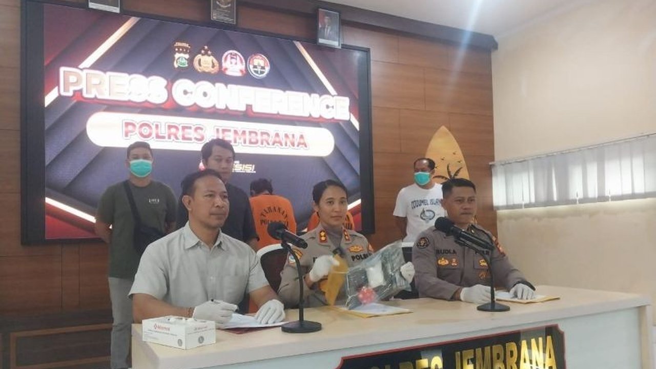 Satresnarkoba Polres Jembrana berhasil meringkus dua pengedar narkoba dengan barang bukti sabu hampir satu ons. Bagaimana modus operandi mereka dan siapa dalang di baliknya?