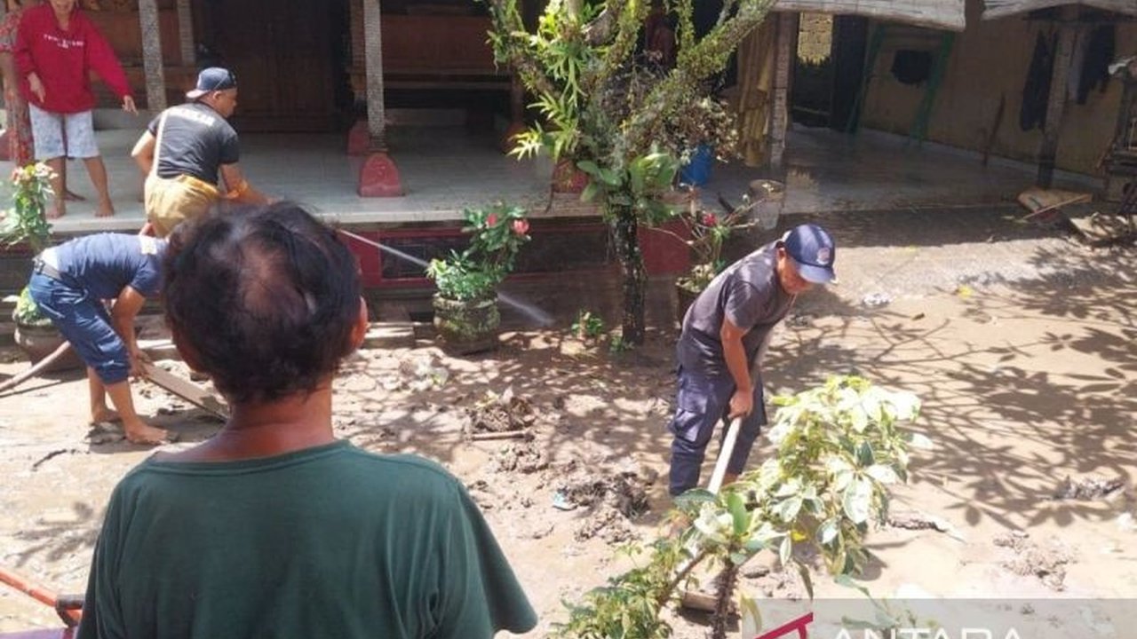 Pemerintah Kabupaten Gianyar, Bali, resmi menetapkan status tanggap darurat hidrometeorologi hingga 2025 akibat dampak cuaca ekstrem. Simak langkah antisipasi dan kerugian yang terjadi.