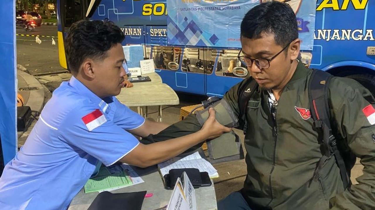Layanan SIM Malam Surabaya atau Simanis di Taman Bungkul kembali beroperasi. Simak jadwal dan syarat perpanjangan SIM yang memudahkan warga Surabaya!