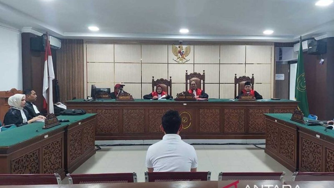 Jaksa Penuntut Umum Kejari Aceh Jaya menuntut terdakwa kasus korupsi pertanahan 10,5 tahun penjara. Terungkap modus redistribusi sertifikat tanah fiktif senilai Rp12,6 Miliar. Simak selengkapnya!