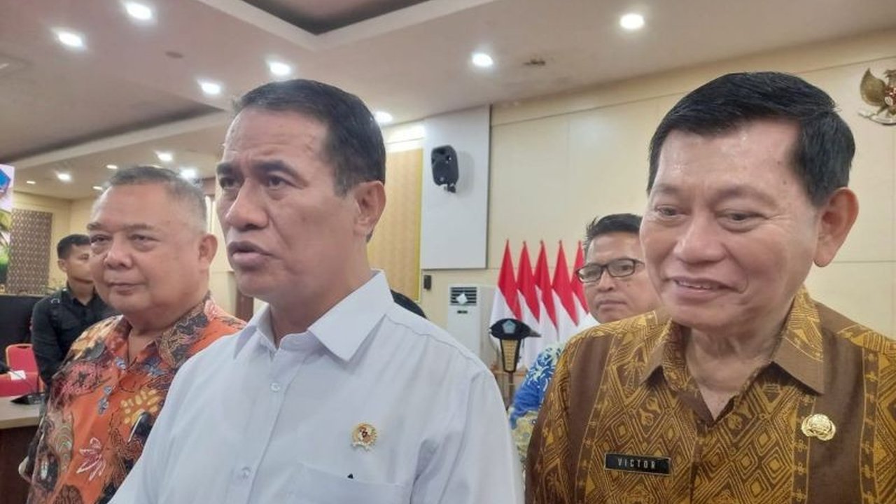 Menteri Pertanian Andi Amran Sulaiman mengucurkan bantuan bibit tiga komoditas unggulan senilai Rp139 miliar di Sulawesi Utara. Pembaca akan penasaran bagaimana Bantuan Bibit Pertanian Sulut ini akan menggerakkan ekonomi daerah dan meningkatkan kesejahter