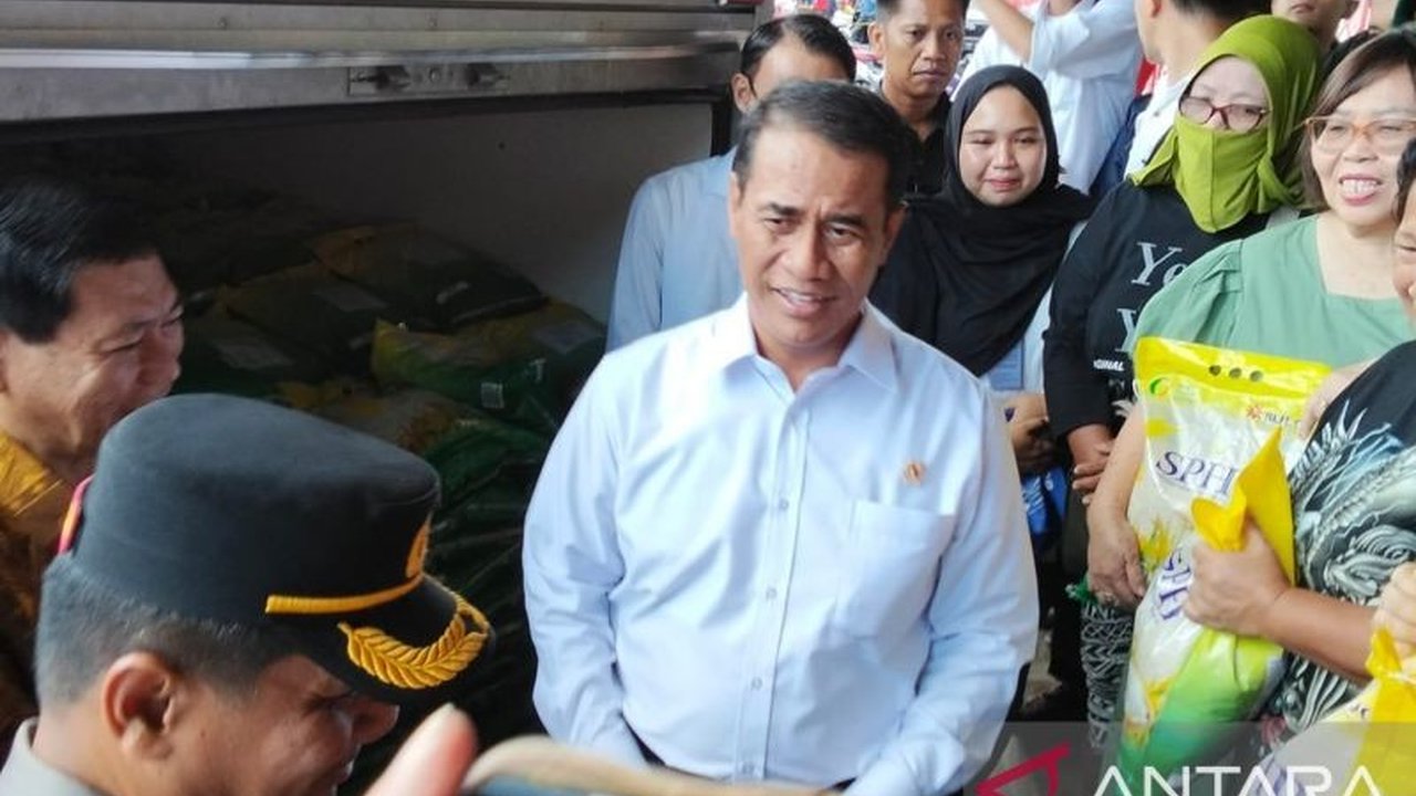 Menteri Pertanian Amran Sulaiman melakukan sidak penyaluran beras SPHP di Manado, memastikan harga terjangkau Rp58 ribu per 5 kg dan pasokan melimpah hingga 2025. Akankah harga beras benar-benar stabil?