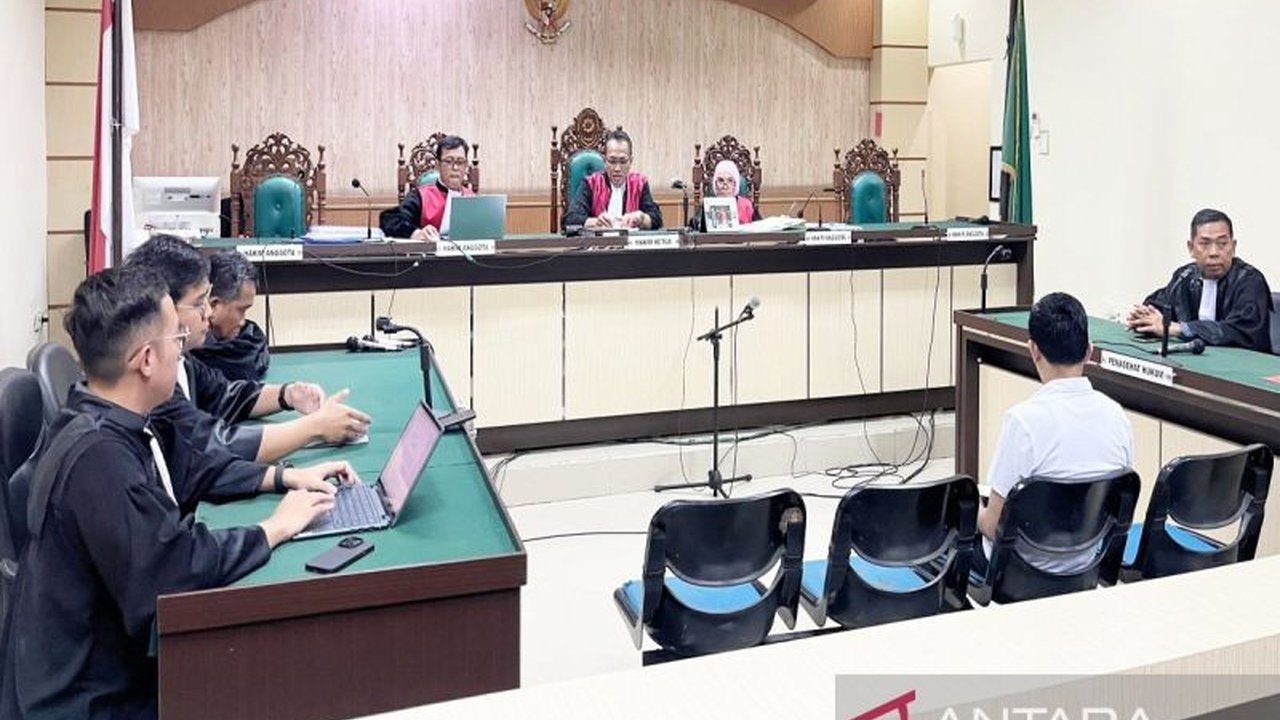 Eks Direktur Perseroda Balangan, M Reza Apriansyah, dituntut sembilan tahun penjara oleh JPU atas kasus korupsi. Simak detail kerugian negara dan denda fantastis yang harus dibayarkan.