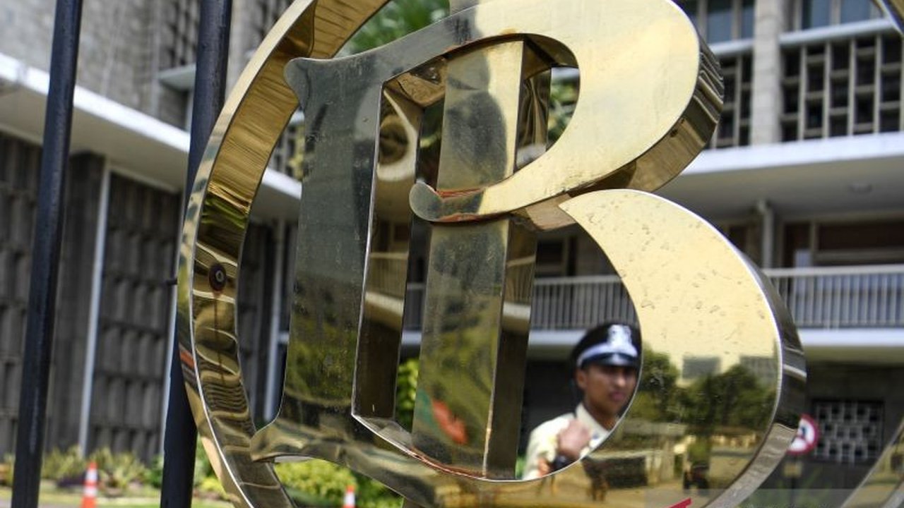 Bank Indonesia (BI) menerapkan mekanisme burden sharing untuk meringankan beban pemerintah. Simak detail bagaimana pembagian beban ini dilakukan dan dampaknya bagi ekonomi nasional.