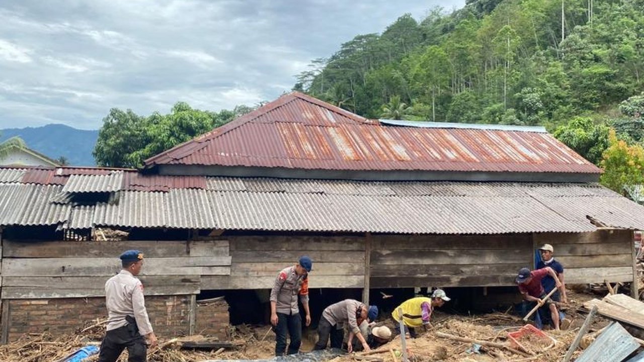 Polda Lampung serius tangani dampak bencana banjir di Lampung Barat, fokus pada pemulihan mental. Program trauma healing berkelanjutan disiapkan untuk korban, bagaimana pelaksanaannya?