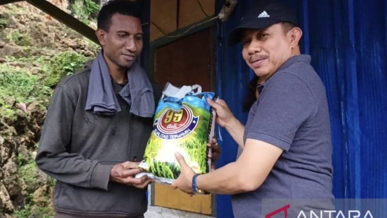 Wakil Wali Kota Jayapura, Rustan Saru, menyalurkan bantuan lansia berupa bahan pokok dari gajinya sendiri kepada 12 warga di Jayapura Selatan. Inisiatif ini juga mengungkap kebutuhan BPJS warga.