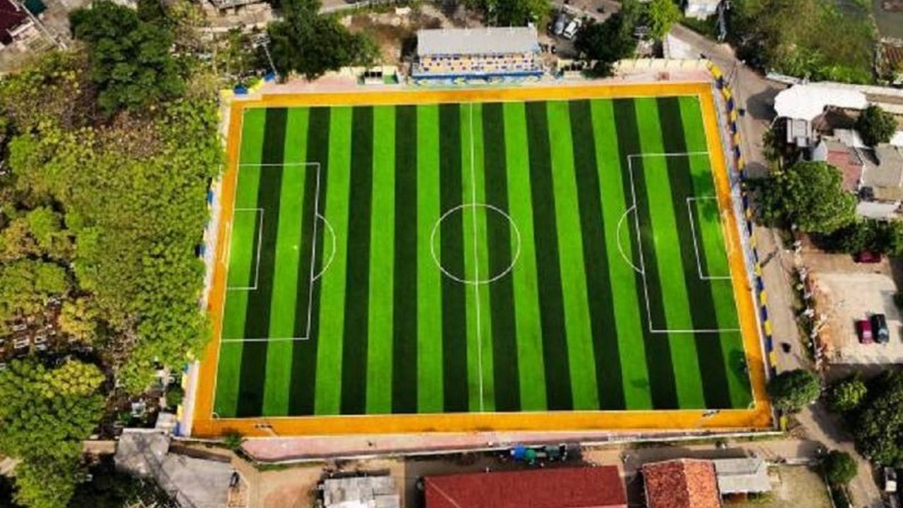 Stadion Mini Cipondoh Kota Tangerang telah rampung direnovasi, kini berumput sintetis dan berstandar nasional, siap jadi arena kompetisi bergengsi. Simak keunggulannya!
