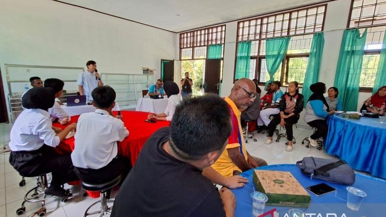 SMK Negeri 3 Manokwari membekali peserta didik dengan kemampuan riset pasar, khususnya untuk usaha coffee shop, guna mencetak pengusaha muda yang kreatif dan berdaya saing.
