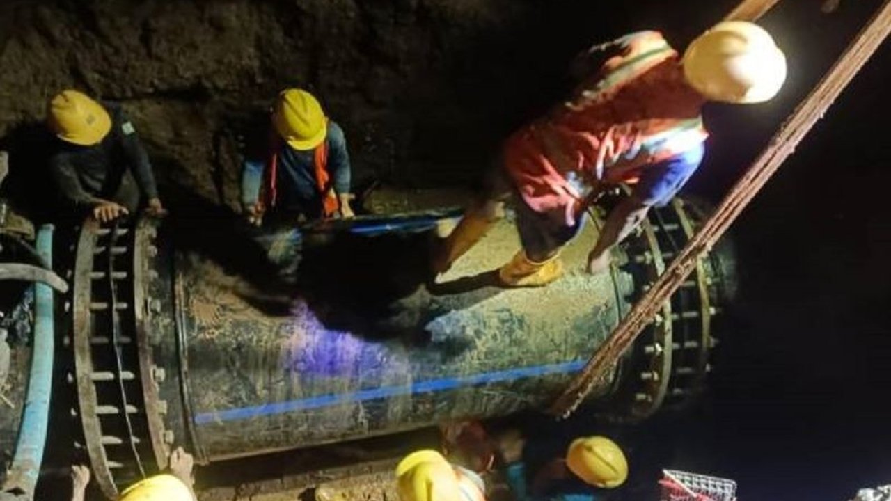 Perumda Tirta Benteng menargetkan normalisasi air ke pemukiman warga di empat kecamatan Kota Tangerang dalam 1-2 hari setelah perbaikan pipa utama. Simak detail upaya dan wilayah terdampak di sini.