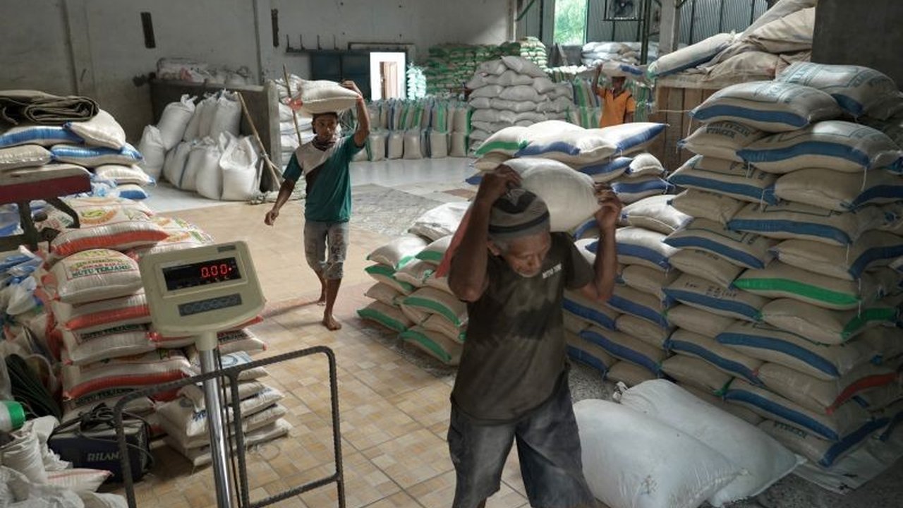 Perum Bulog Cabang Banyumas memastikan Stabilitas Harga Beras Purbalingga terjaga berkat penyaluran SPHP, meski ditemukan perbedaan harga jual di lapangan. Simak detailnya!
