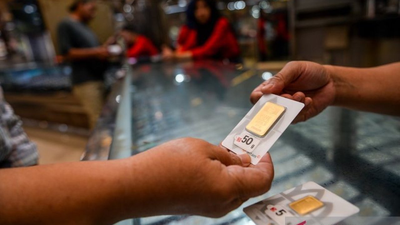Ketahui mengapa Harga Emas Antam kembali melonjak hingga menembus Rp2 juta per gram. Simak rincian kenaikan dan dampaknya pada investasi Anda!