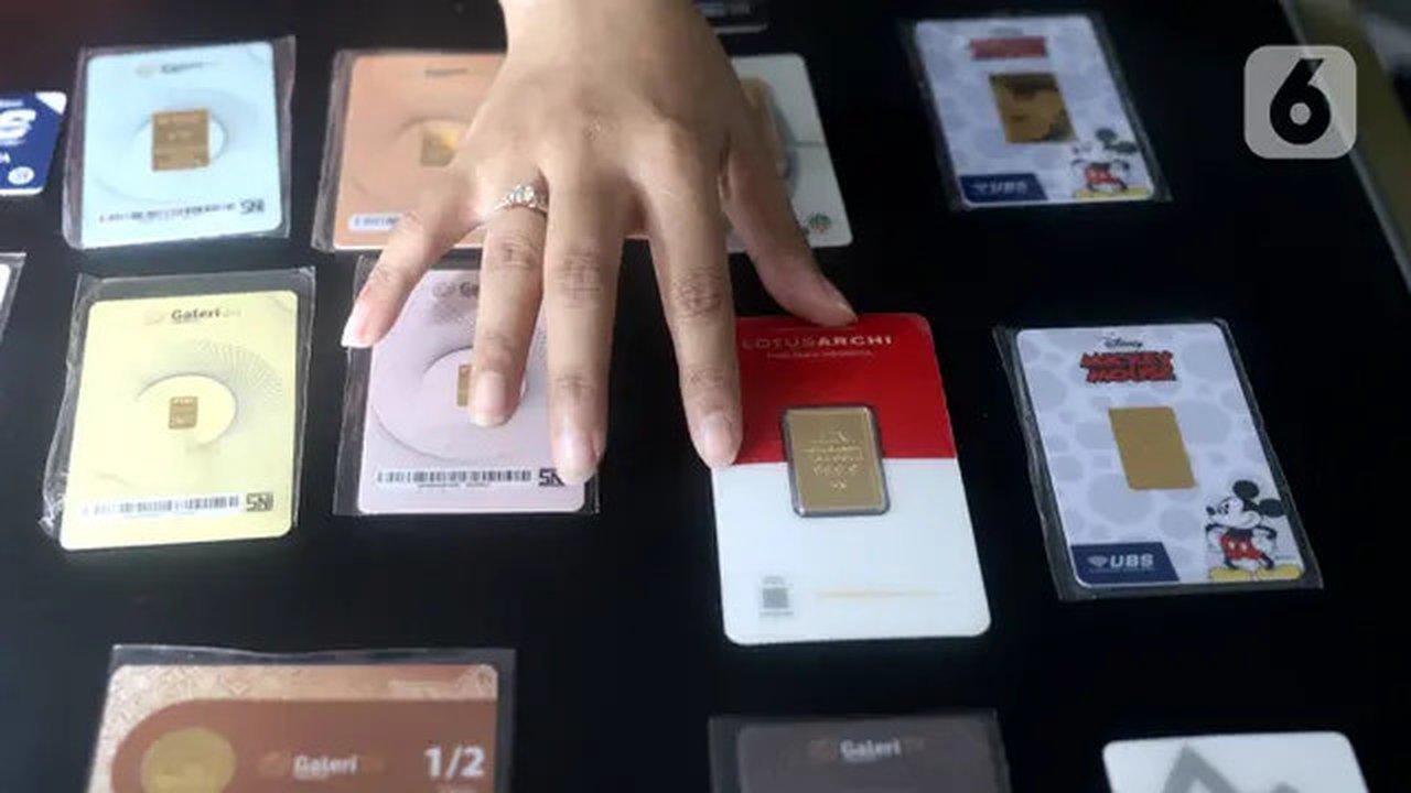 Petugas menata emas batangan di Galeri 24 Pegadaian Kota Tangerang, Banten, Kamis (11/6/2020). Harga emas PT Aneka Tambang Tbk (Antam) naik Rp 12.000 menjadi Rp 893 ribu per gram pada perdaga
