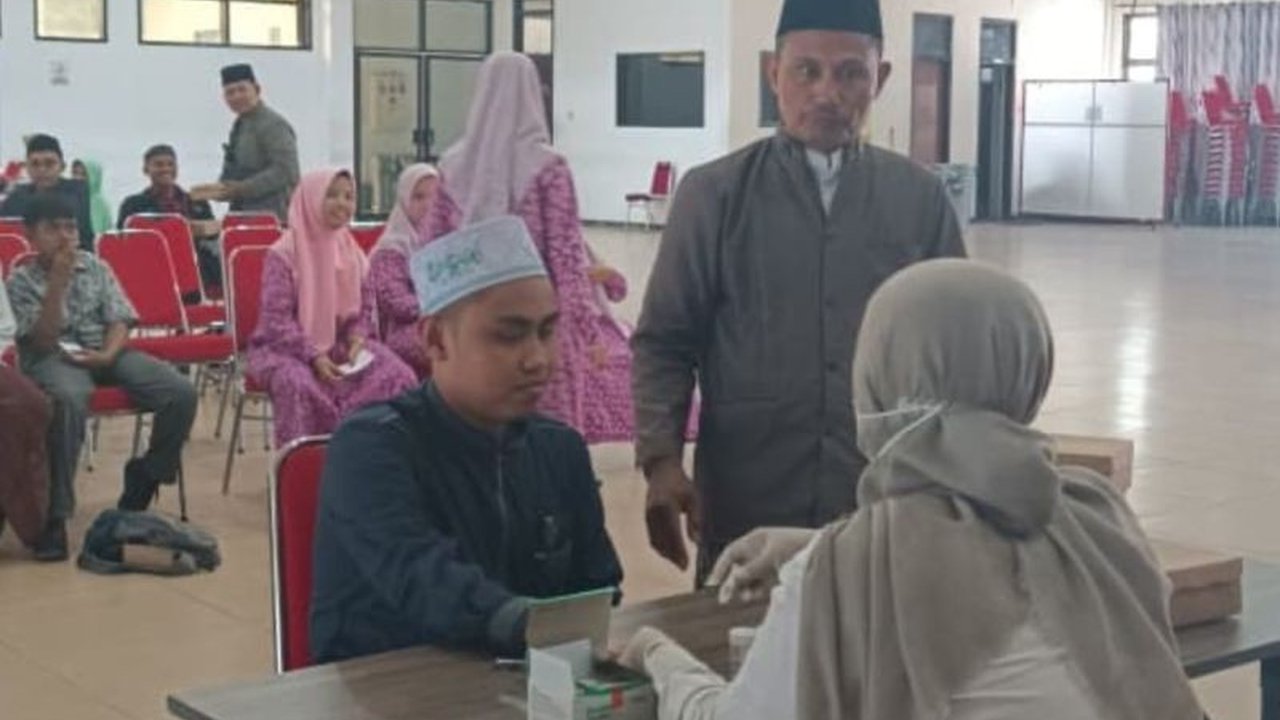 Dinas Kesehatan Jember menyiagakan 700 Tenaga Medis MTQ Jatim dan 165 ambulans untuk memastikan kelancaran Musabaqah Tilawatil Quran XXXI Jawa Timur 2025. Bagaimana kesiapan mereka menjamin kesehatan ribuan peserta dan pengunjung?