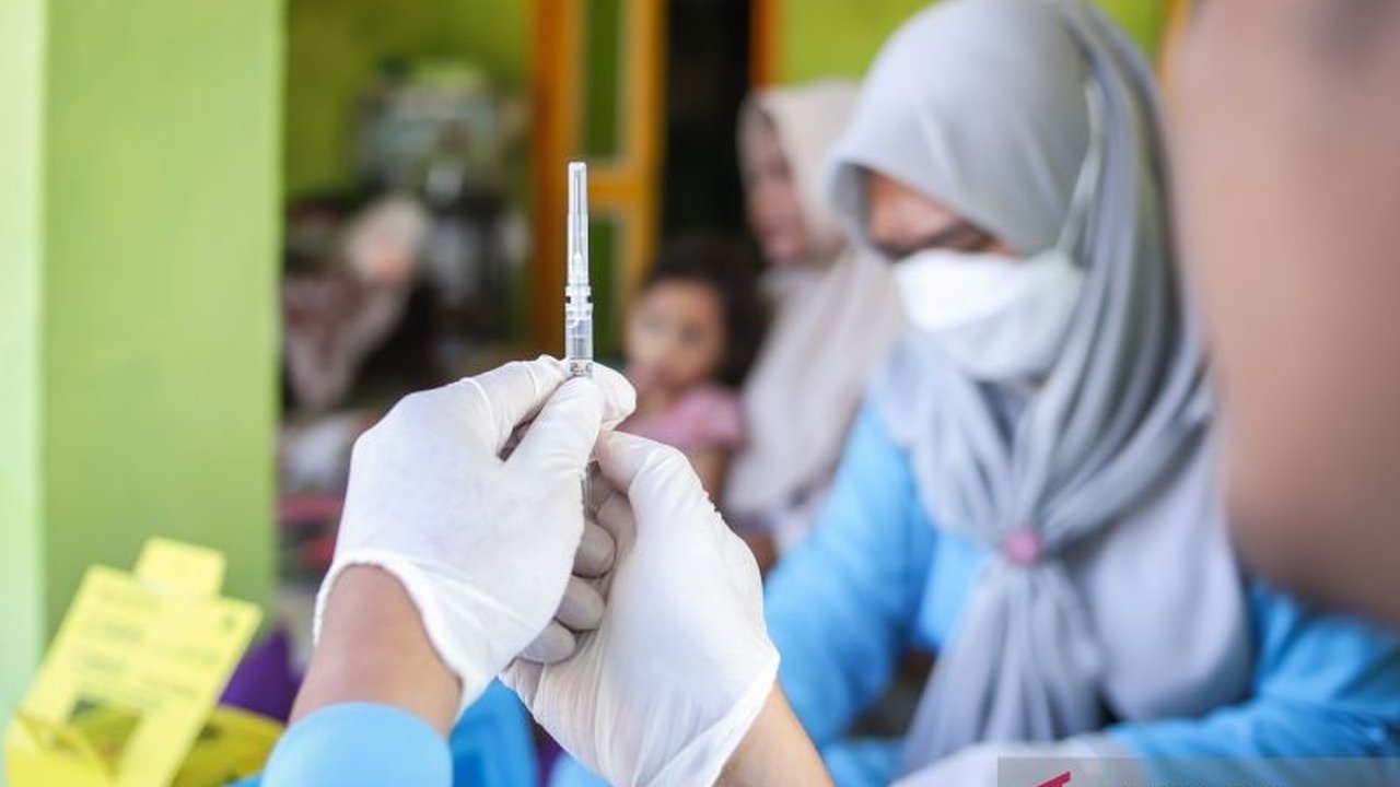 Kementerian Kesehatan menekankan pentingnya vaksin campak bagi anak untuk mencegah komplikasi serius hingga kematian. Ketahui jadwal lengkap imunisasi dan bahaya campak yang sangat menular.