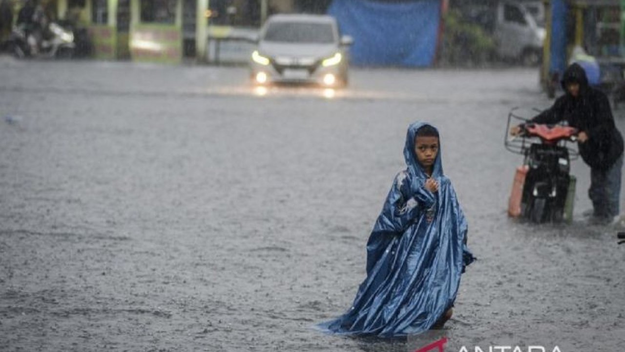 Antisipasi cuaca ekstrem dan potensi banjir, Dinas PUPR Kota Tangerang menyiagakan petugas di lokasi rawan serta memastikan 434 pintu air berfungsi normal.