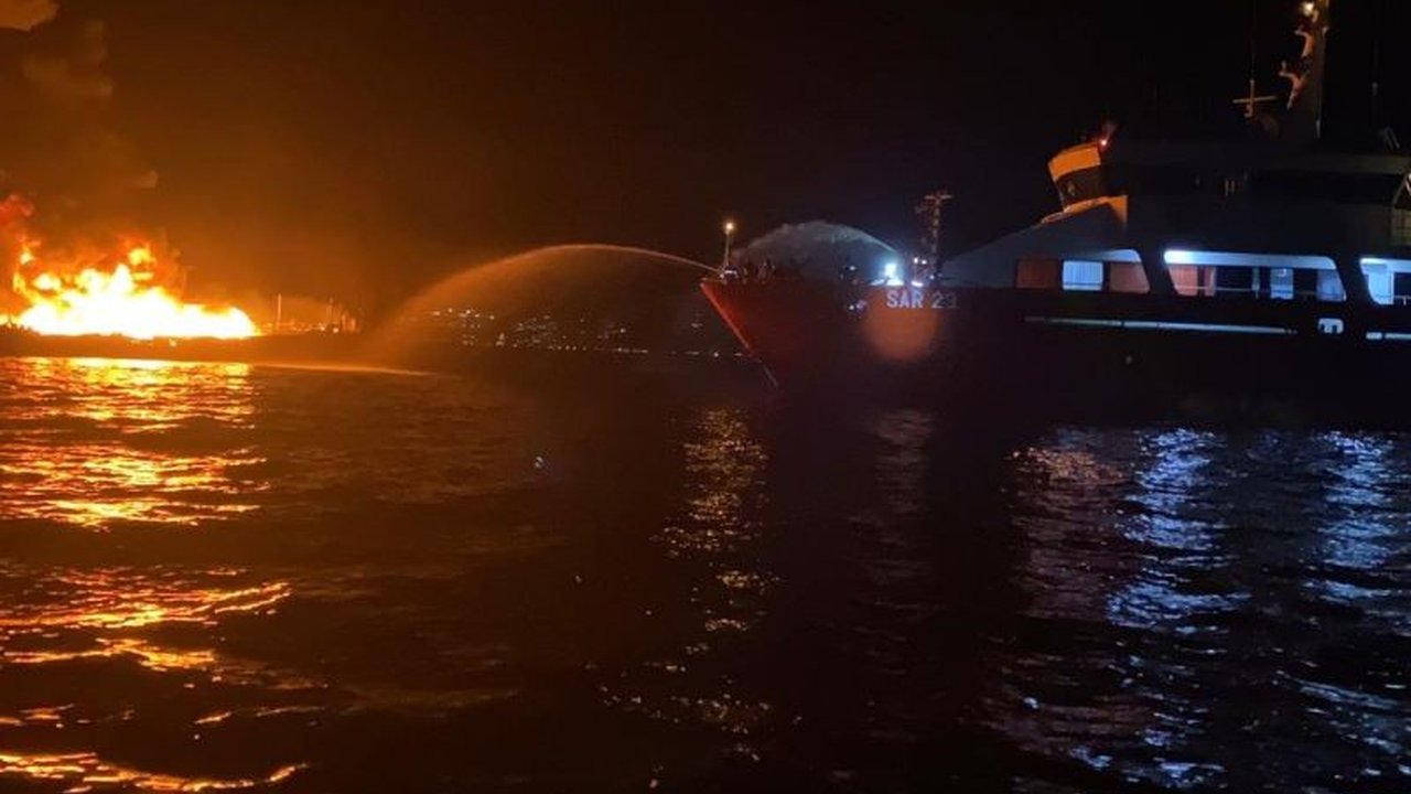 Insiden tragis menimpa KLM Maryam Indah terbakar di perairan Banggai, Sulawesi Tengah, menyebabkan satu ABK tewas dan dua lainnya hilang. Bagaimana tim SAR mengevakuasi korban?