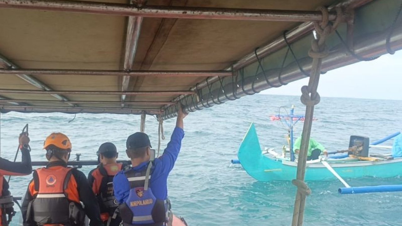 Dua nelayan Belitung Timur yang sempat hilang kontak di perairan Karang Kering akhirnya ditemukan selamat, meski kapal mereka mati mesin. Bagaimana tim SAR berhasil menemukannya?