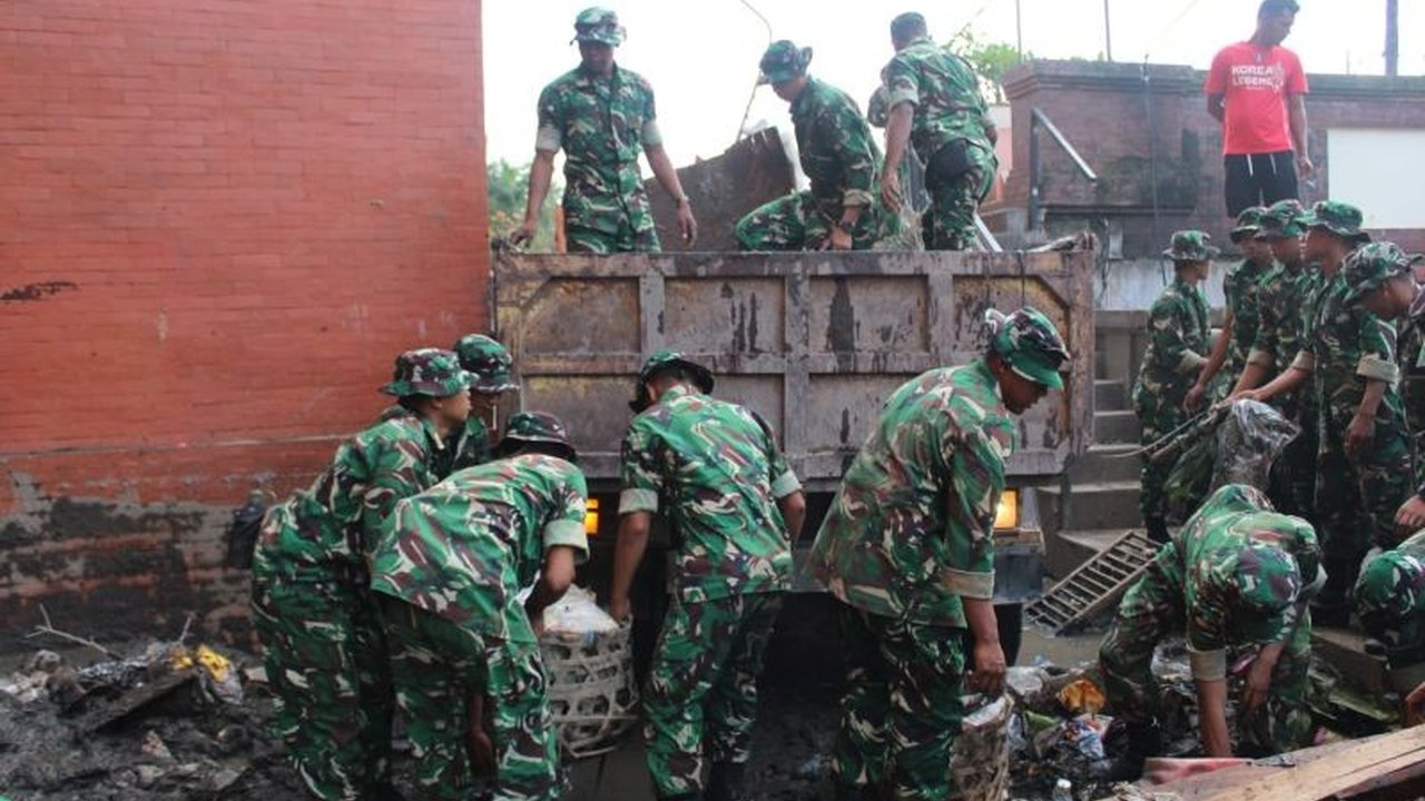 Banjir Bali menyisakan duka mendalam dengan 18 korban tewas dan 5 hilang. Kodam IX/Udayana mengerahkan ratusan prajurit untuk evakuasi, distribusi logistik, dan pemulihan. Bagaimana upaya mereka membantu warga terdampak?